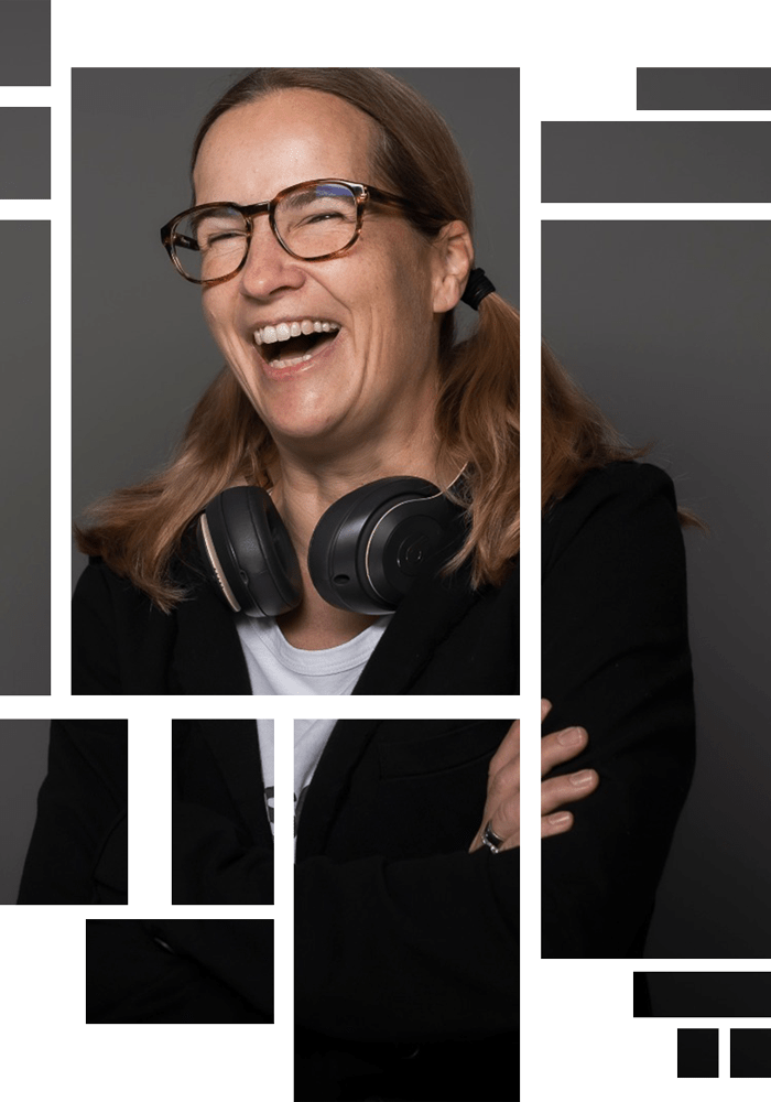Anja Kalischke-Bäuerle. Storytelling-News. Portrait mit Headphones lachend